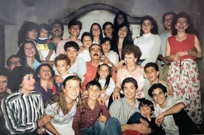 En 1990 Nury y Armando (arriba a la derecha) decidieron volver a empezar. Esta foto es de su despedida.