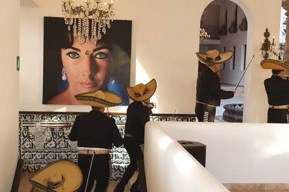 En 1990, una multimillonaria y coleccionista de antigüedades compró la casa con todo lo que tenía adentro: muebles, fotografías, etc. Hoy la propiedad se ha transformado en un glamoroso hotel