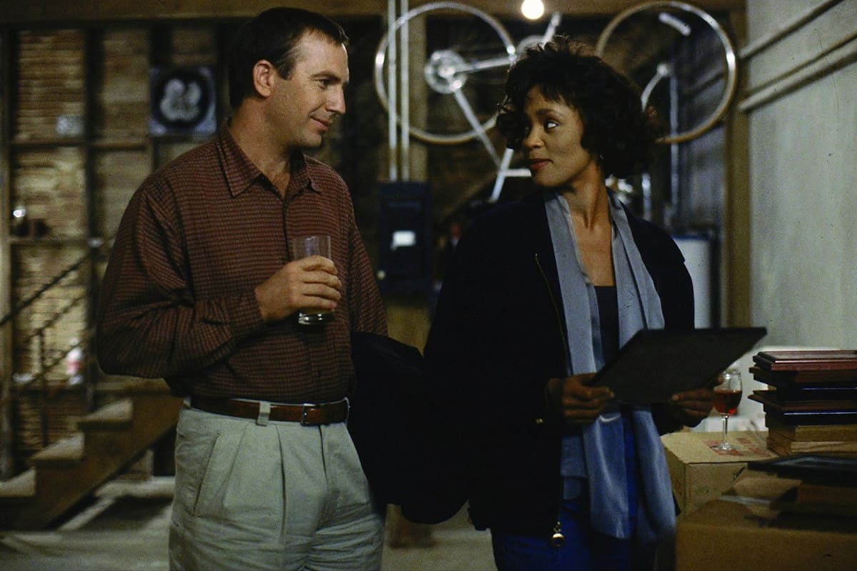 La historia de amor secreta entre Whitney Houston y su guardaespaldas que habría inspirado la icónica película