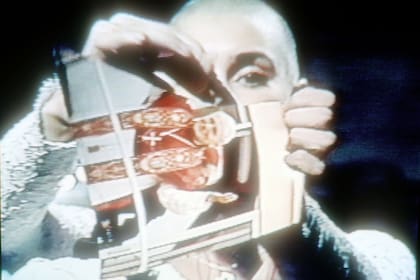 En 1992, Sinead O'Connor destrozó una foto de Juan Pablo II en Saturday Night Live 