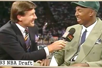 En 1993 fue seleccionado en la octava posición del Draft por Milwaukee Bucks