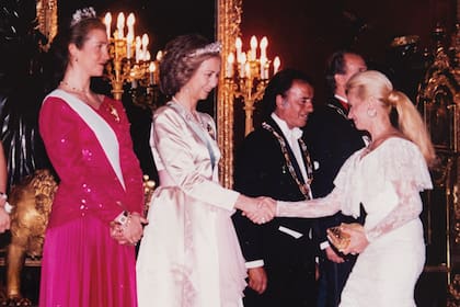 En 1994, Elsa Serrano fue parte de la comitiva que acompañó a Carlos Menem a España y participó de la recepción que ofrecieron los reyes Juan Carlos y Sofía