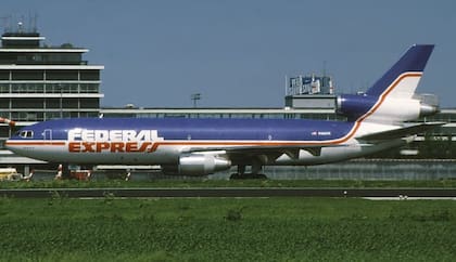 En 1994, la empresa todavía se llamaba Federal Express, aunque casi todo el mundo ya la conocía por su apodo: FedEx (Douglas MD-10-30 de Federal Express, matrícula N306FE, fotografiado en el aeropuerto de Schiphol, en Ámsterdam)