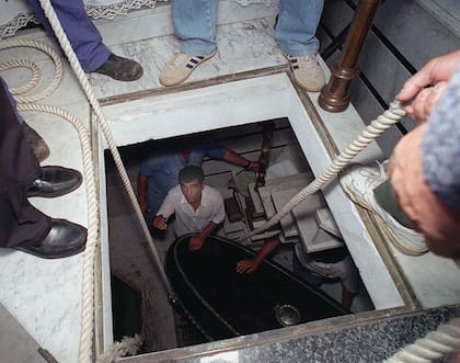 En 1995, tumba de Juan Domingo Perón, en el cementerio de la Chacarita. Tras su profanación en 1987 se reforzaron las medidas de seguridad