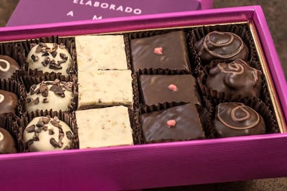 En 1996 empezó a diseñar sus propios chocolates. Diseñó, por ejemplo, una trufa amarga y un crocante de almendras.