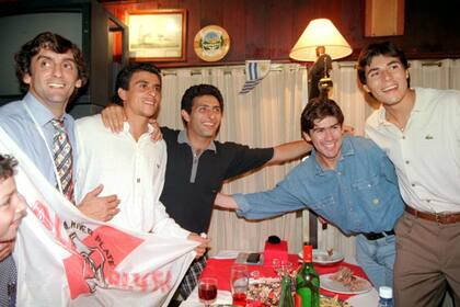 En 1996, Enzo, Montserrat, Astrada, Salas y Cruz festejando en la Costanera el título del torneo Apertura