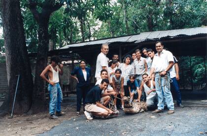 En 1996, la familia González entregó el caimán que le habían dado una tres lustros antes a un proyecto de conservación de esta especie.
