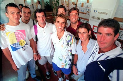 En 1996, una amplia camada de tenistas argentinos: Franco Squillari, Luis Lobo, Javier Frana, Lucas Arnold, Gabriel Markus (tapado), Hernán Gumy, Charpentier y Gastón Etlis 
