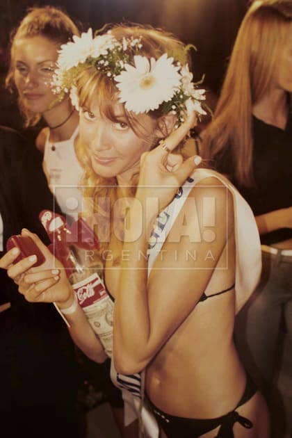 En 1997, Dotto presentó a una de sus
modelos –hasta entonces desconocida–
en el concurso Miss La Plage. Guillermina
Valdes, que había sido distinguida como
“Mejor Cara” en el scouting nacional de
1996, desfiló con el número 4 y ganó el
certamen. Fue coronada por Carmen
Yazalde y recibió premios (en la foto se
puede ver una botella de whiskyCutty
Sark, otra de gaseosa con algunos dólares
en su interior y una cajita de joyería)
de manos de Mora Furtado y Analía
Maiorana.