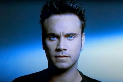 En 1997, Filippo Neviani reeditó su disco lanzado en 1996 y agregó dos canciones, una de ellas fue "Laura no está"