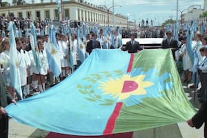 A 25 años de la creación de la bandera bonaerense: quiénes la diseñaron y qué significa la insignia