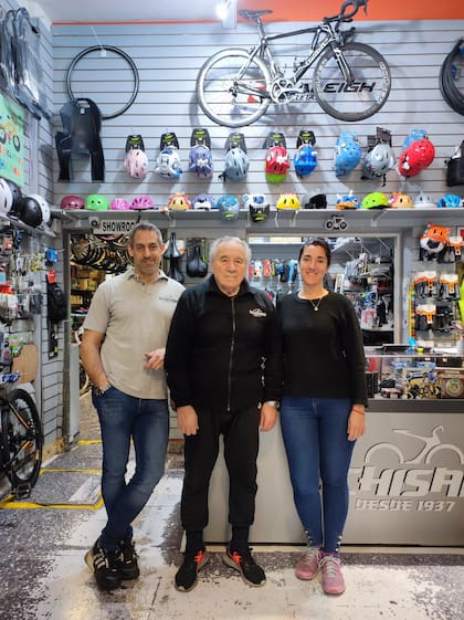 En 1998 Eduardo abrió nuevo local en Donato Álvarez 1064, frente a Plaza Irlanda, donde sigue desde entonces como un ícono firme del barrio. En la foto, con su hija Florencia y su yerno, Carlos.