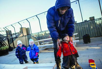 En 1998, el gobierno sueco elaboró la política para los jardines de infantes, que establece trabajar en contra de los estereotipos