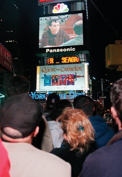 En 1998, en Times Square, gente agolpada para ver el último episodio