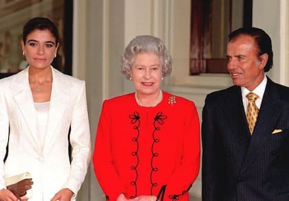 En 1998, la Reina Isabel II recibió a Carlos Menem en Inglaterra. Él viajó acompañado de su hija Zulemita