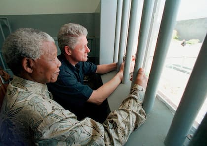 En 1998, Nelson Mandela, junto a Bill Clinton, visitó la celda donde vivió en Robben Island