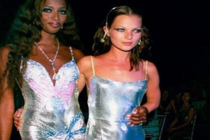 En 1999, las top models Naomi Campbel y Kate Moss lucieron los característicos vestidos chain mail de Versace