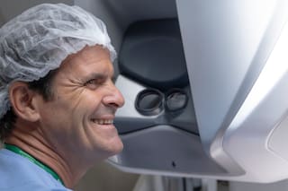 Es médico, una beca lo conectó con la tecnología y hoy opera con el robot más avanzado del país