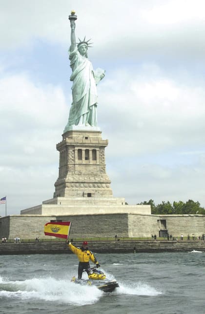 En 2002, en el V centenario del último viaje de Cristóbal Colón a América, navegó el Atlántico desde Roma a Nueva York, una expedición marítima que figura en el Guinness de los récords.