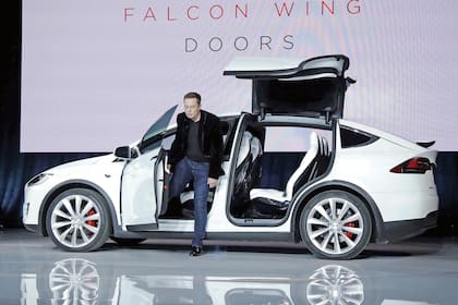 En 2003, Elon Musk se embarcó en Tesla, su propia marca de autos, donde se propuso desarrollar un vehículo eléctrico deportivo asequible para el gran público. Hoy Tesla es una verdadera amenaza para las automotrices tradicionales.