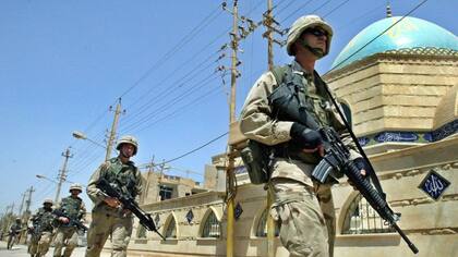 En 2003, soldados estadounidenses patrullaban Bagdad armados con fusiles M-16, la versión militar del AR-15
