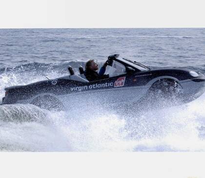 En 2004 batió el récord mundial de cruce más rápido del Canal de la Mancha en un vehículo anfibio
