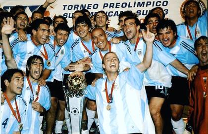 En 2004, fue llamado por Marcelo Bielsa para jugar el Preolímpico Sudamericano Sub23