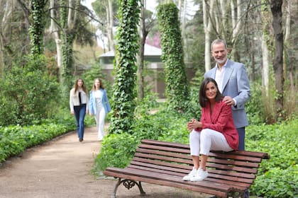 En 2004, los Reyes contrajeron matrimonio. Leonor nació el 31 de octubre de 2005 y Sofía, el 29 de abril de 2007.