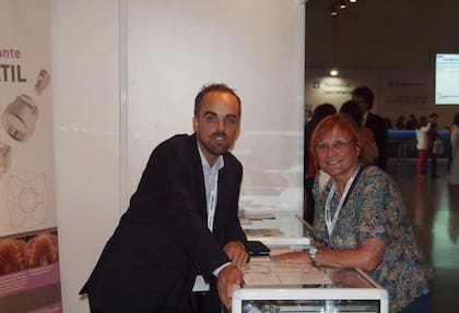 En 2004 se lanzó a desarrollar su profesión en el área comercial de la ortodoncia.