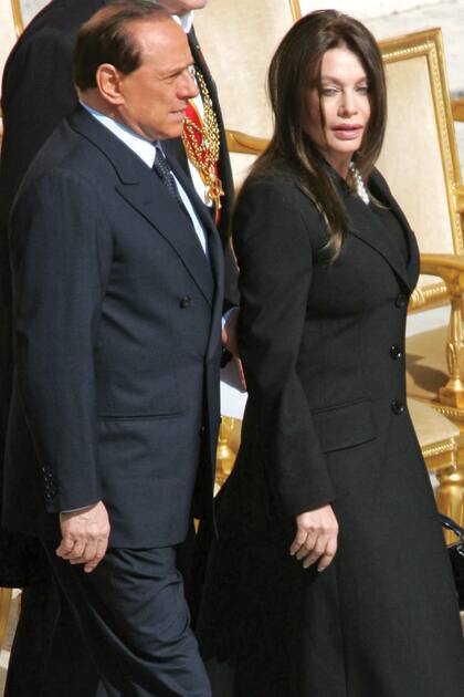 En 2005, con su segunda mujer, Verónica Lario, en el Vaticano.