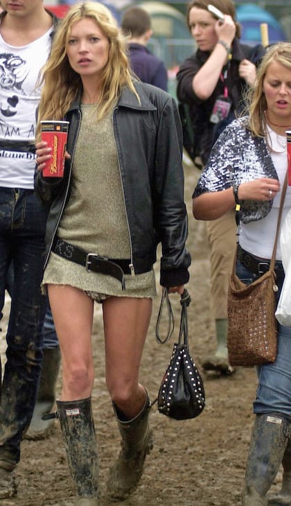 En 2005, Kate asistió al Festival Glastonbury junto a su expareja, Pete Doherty. La mini cortísima es otra de sus prendas fetiche, que ella luce con glamour (incluso si está cubierta de barro).
