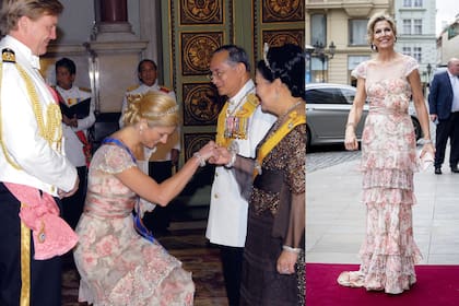 En 2006, con el rey de Tailandia, Bhumibol Adulyadej, y la reina Sirikit, en la fiesta por los 60 años de su reinado. Máxima estrenaba el Valentino de estampa floral que recicló este año (o sea, diecinueve años después) en su visita a Praga.