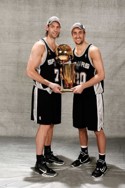 Fabricio Oberto y Emanuel Ginóbili, los únicos argentinos campeones de la NBA: levantaron el trofeo Bill Russell en 2007.