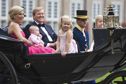 En 2007, cuando aún era príncipe heredero, Guillermo Alejandro llega con Máxima y sus hijas al Palacio de Loo, en Apeldoorn, para festejar sus 40 años.