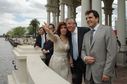 En 2007, Néstor Kirchner junto a Cristina Kirchner en el acto de asunción de Sergio Massa como intendente de Tigre