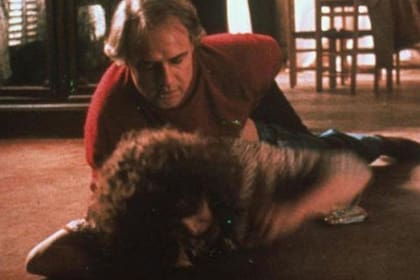 La escena de la violación es cruda; Bertolucci admitió que sentía culpa porque María quedó marcada por eso, aunque dijo que no se arrepintió de haber logrado esa toma