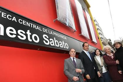 En 2008, con la gestión provincial de Daniel Scioli, la biblioteca pasó a llamarse Ernesto Sabato; del acto participaron familiares del escritor y Estela de Carlotto