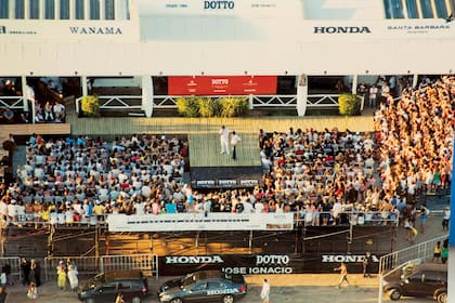 En 2008, Dotto celebró sus veinte años en
Punta del Este con un espectacular desfile (“a
beneficio”, con entrada a cambio de un juguete)
en el cruce de José Ignacio. Pancho condujo el
evento junto a Iván de Pineda