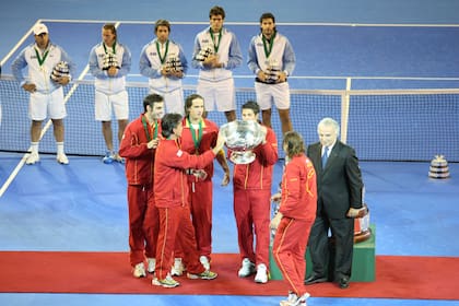 Verdasco, en la imagen sosteniendo la Ensaladera, fue uno de los españoles que se coronaron en la final de la Copa Davis ante la Argentina en Mar del Plata 2008