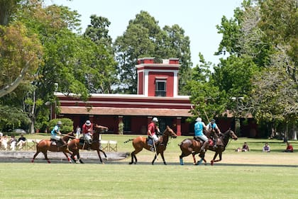 En 2009 compró la estancia donde creó un club de polo