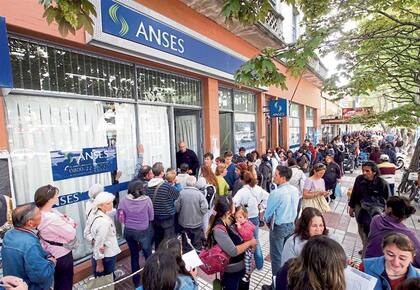 En 2009, largas filas para tramitar la entonces nueva asignación universal por hijo