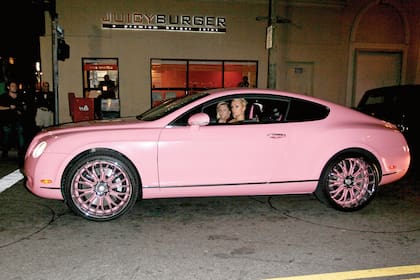 En 2009, Paris adquirió su auto más famoso: un Bentley Continental rosa