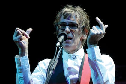 En 2009, volvió a tocar con sus compañeros en Almendra, Pescado Rabioso, Invisible y los Socios del Desierto y colegas como Cerati y Fito Páez, entre otros