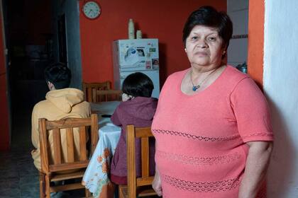 En 2010, Florencia Albornoz, de 22 años, fue asesinada por su marido, un policía de Quilmes. Era mamá de Valentín, que en ese momento tenía 6 y de Lara, de tres. Esther Robledo, la abuela de los chicos, se quedó a su cargo.