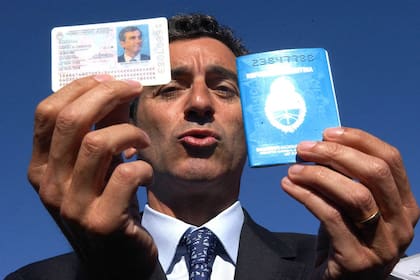 En 2010 junto al intendente Gustavo Pulti, Randazzo presentó en Mar del Plata el primer camión fábrica de DNI