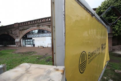 ANTES. En 2010, los arcos bajo el ferrocarril San Martín estaban abandonados