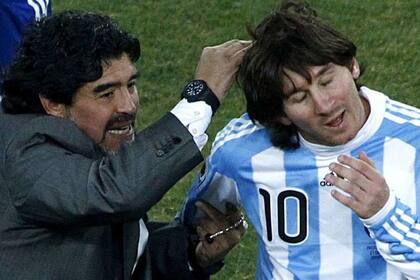 En 2010, Maradona le regaló a Messi una camiseta de la selección autografiada: "Con todo mi cariño y admiración, tu DT", le escribió