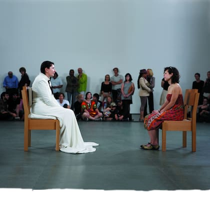 En 2010, Marina enfrentó a la audiencia durante 750 horas... sentada en una sala del MoMa