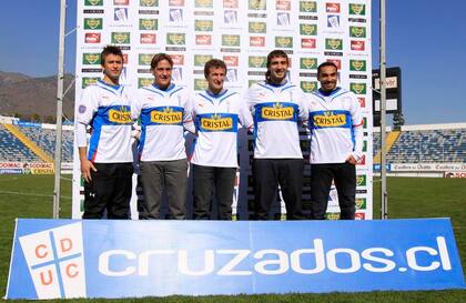 En 2010, Universidad Católica presentó a cuatro futbolistas argentinos: (de derecha a izquierda) Juan Eluchans, Lucas Pratto, Rodolfo Arruabarrena y Leandro Díaz. Roberto Gutiérrez, el primero de izquierda a derecha, es un jugador chileno