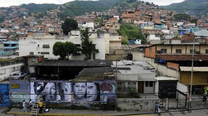 En 2011, 52 fotografías gigantes de madres que habían perdido a sus hijos por causas violentas fueron desplegadas en zonas populares de Caracas. El proyecto del artista francés JR se llamó "Esperanza"